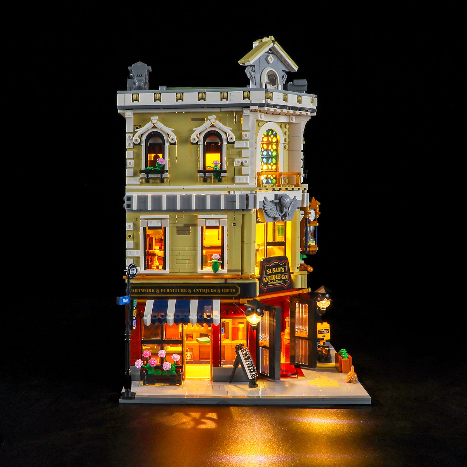 Lumibricks Antique Store F9033 interior details with shelves and collectibles